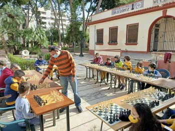 Israel Gil juega 17 partidas simult&aacute;neas contra ni&ntilde;os y adolescentes