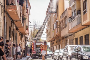 Un hombre incendia una vivienda propiedad de su exmujer y coloca tres botellas de butano dentro