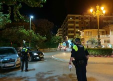 Multa en Elda a un hombre por orinar en la vía pública de madrugada