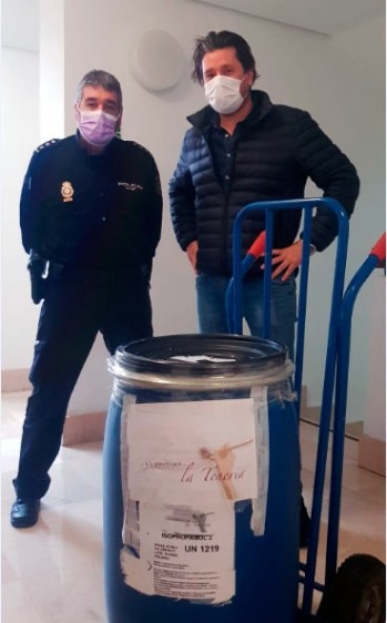 Nueva donaci&oacute;n a la Polic&iacute;a Nacional de material desinfectante