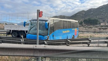 Un autob&uacute;s se sale de la autov&iacute;a y colisiona contra un turismo