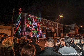 Un vecino instala una espectacular iluminaci&oacute;n navide&ntilde;a en su bungal&oacute; de La Torreta