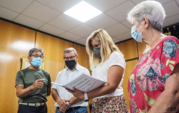 Petrer recibe un dossier sobre su ayuda a 50 refugiados de la Guerra de los Balcanes hace treinta a&ntilde;os