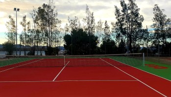 La pista de tenis de San Crisp&iacute;n ya cuenta con luz