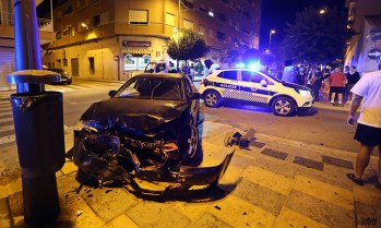 Un accidente en cadena deja seis veh&iacute;culos da&ntilde;ados y tres heridos en la avenida de Elda en Petrer