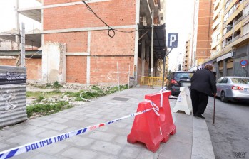El aire obliga a cortar m&aacute;s la acera de la avenida de Chap&iacute;