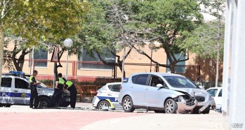 Un turismo derriba un sem&aacute;foro en la avenida de Ronda 