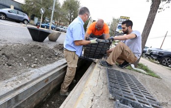 Elda limpia los imbornales y el cauce del r&iacute;o para evitar inundaciones