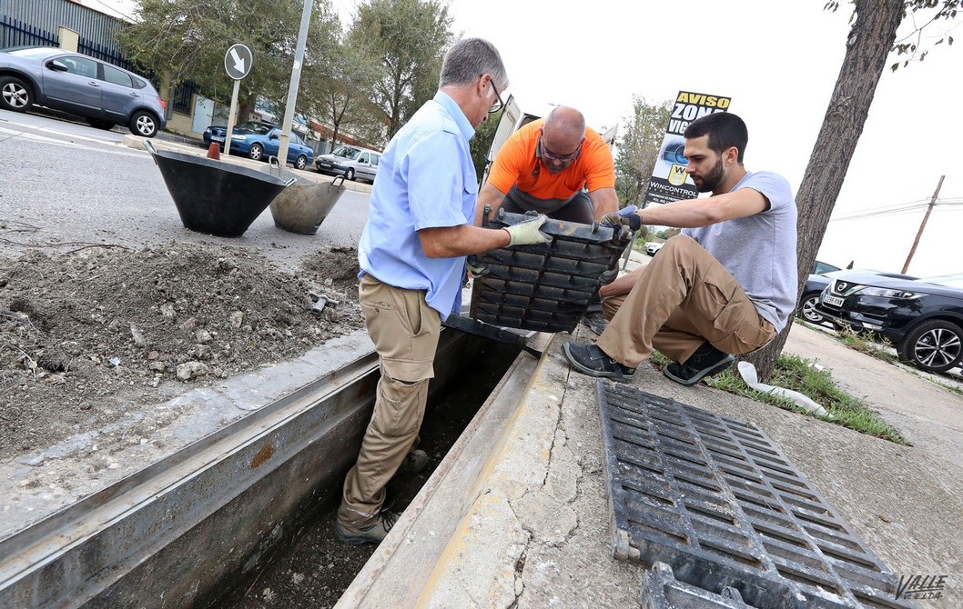 Elda limpia los imbornales y el cauce del río para evitar inundaciones Elda limpia los imbornales y el cauce del río para evitar inundaciones