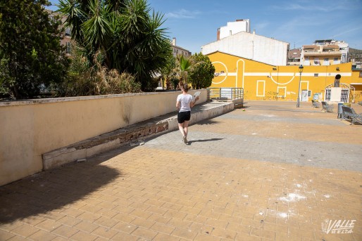 Hartazgo entre los vecinos de la Plaza Antonio Porpetta de Elda tras semanas de actos vand&aacute;licos