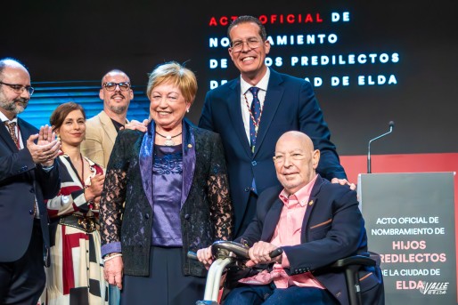 Mari Carmen Segura y Andr&eacute;s Molina reciben el t&iacute;tulo de &ldquo;Hijos Predilectos&rdquo; de Elda en una emotiva tarde