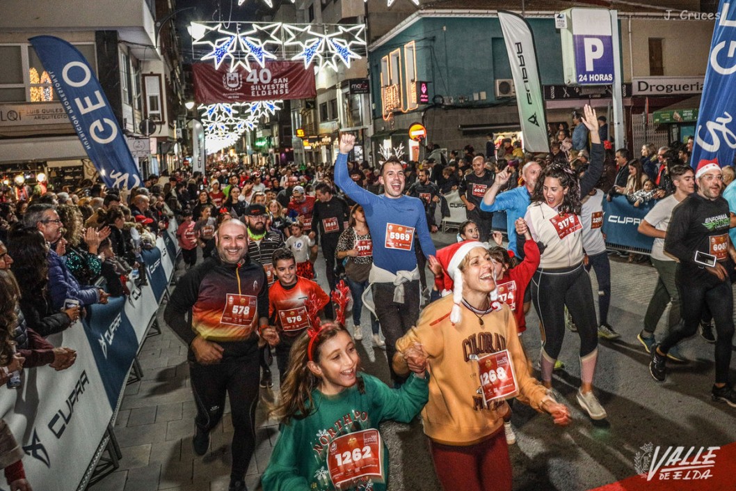 Elda finaliza el año con una multitudinaria San Silvestre Elda finaliza el año con una multitudinaria San Silvestre