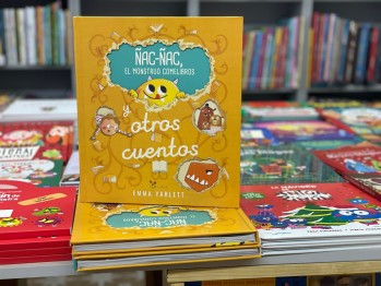 "&Ntilde;ac-&Ntilde;ac, el monstruo comelibros y otros cuentos" de Emma Yarlett
