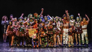 La Falla Fraternidad gana el Festival Fallero de Playbacks con un tema alegre y colorista