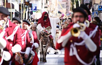 Miles de personas participan en la Procesi&oacute;n de las Palmas de Elda