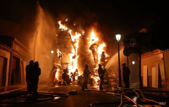El fuego consume las Fallas del 90 aniversario