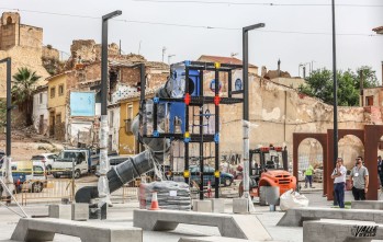Instalan los juegos infantiles en la Plaza de Arriba