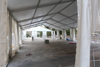 El viento atrasa la inauguraci&oacute;n de la pista de hielo a ma&ntilde;ana