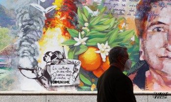Da&ntilde;an el mural de Paco Moll&aacute; para reconvertir una frase antifascista en una anticomunista