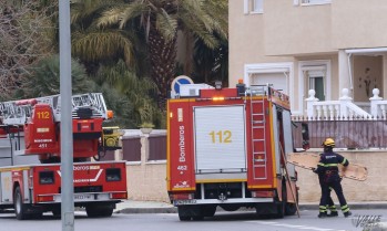 Los Bomberos rescatan a un hombre tras caerse de un tejado en Elda