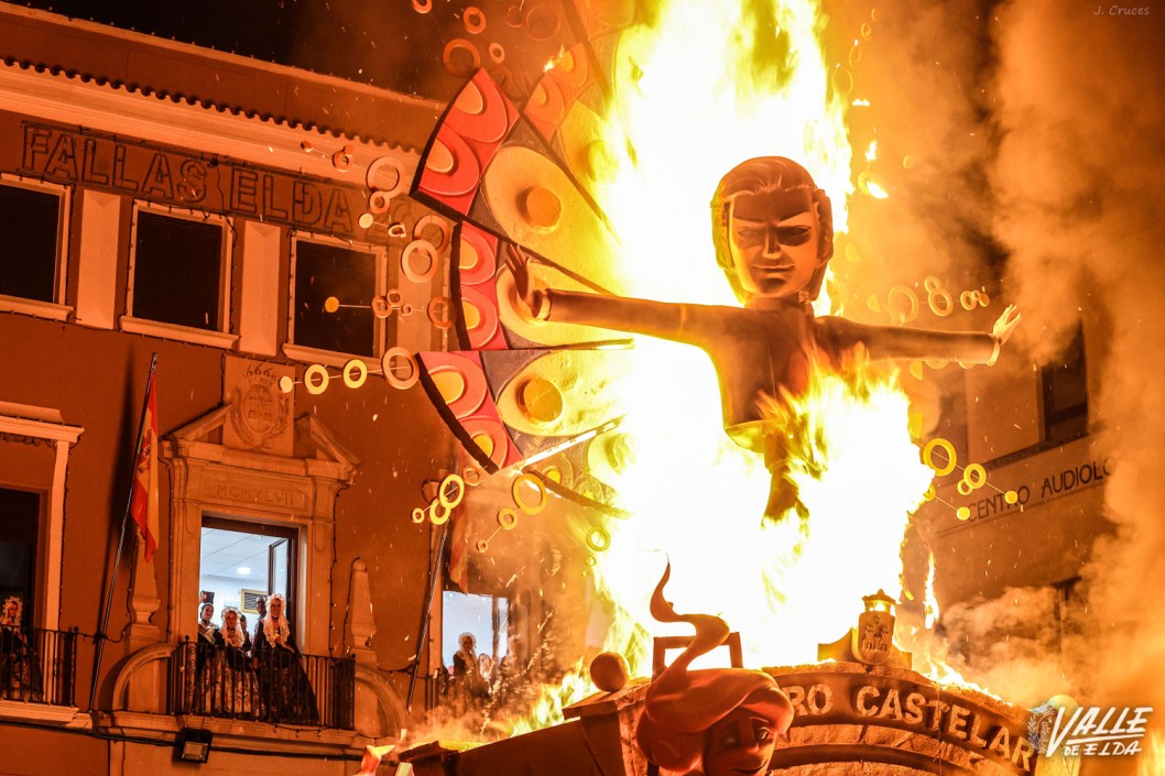 La noche del fuego pone el broche de oro a las Fallas de Elda La noche del fuego pone el broche de oro a las Fallas de Elda