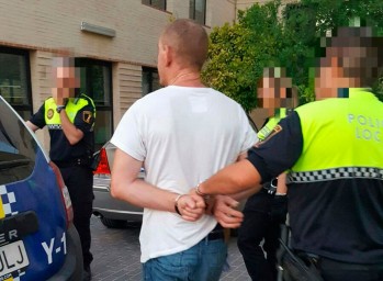 Detenido un hombre tras atropellar a dos agentes de la Polic&iacute;a Local de Elda y darse a la fuga