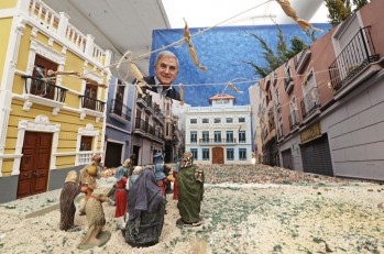 Las tradiciones de correr la traca y la suelta de globos protagonizan el Bel&eacute;n de la Plaza Mayor