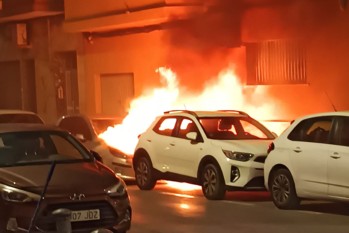 Arde un coche en el centro de Elda