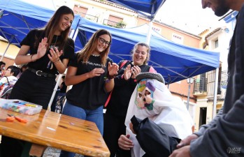 Decenas de ni&ntilde;os participan en el taller de carasses de Kaskaruja en Petrer