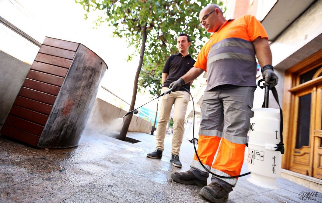 Repelente para proteger el mobiliario urbano del orín de los perros Repelente para proteger el mobiliario urbano del orín de los perros