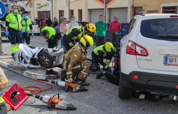 Los Bomberos rescatan a un motorista atrapado tras&nbsp; ser arrollado por un coche en La Torreta