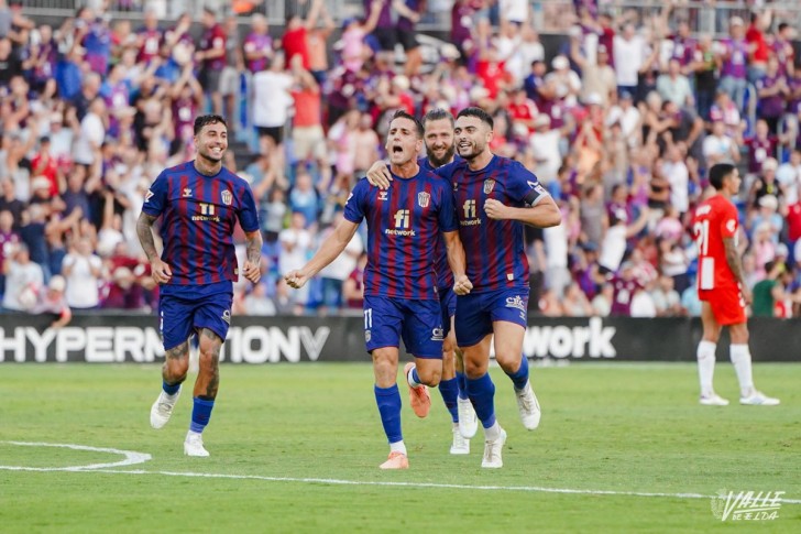 Juanto Ortu&ntilde;o le da la victoria al Eldense ante el Almer&iacute;a (1-0)