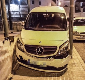 Un conductor ebrio encaja su coche entre una farola y un muro en Petrer