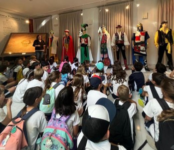 Cientos de escolares visitan el Castillo de Embajadas, la Junta Central y a San Ant&oacute;n