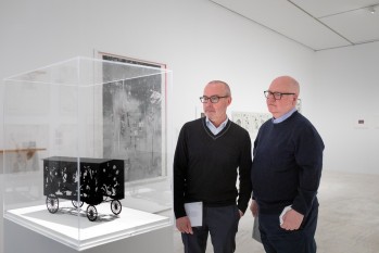 El eldense Javier Romero y Michael Jenkins inauguran una muestra con las obras que han donado al MACA