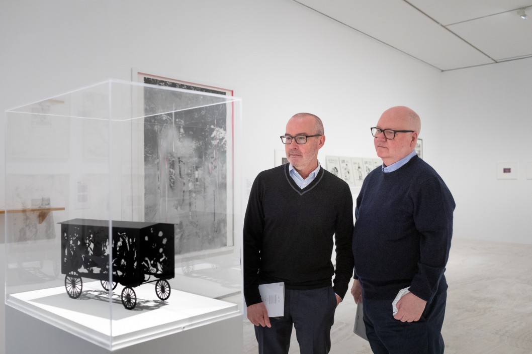 El eldense Javier Romero y Michael Jenkins inauguran una muestra con las obras que han donado al MACA El eldense Javier Romero y Michael Jenkins inauguran una muestra con las obras que han donado al MACA