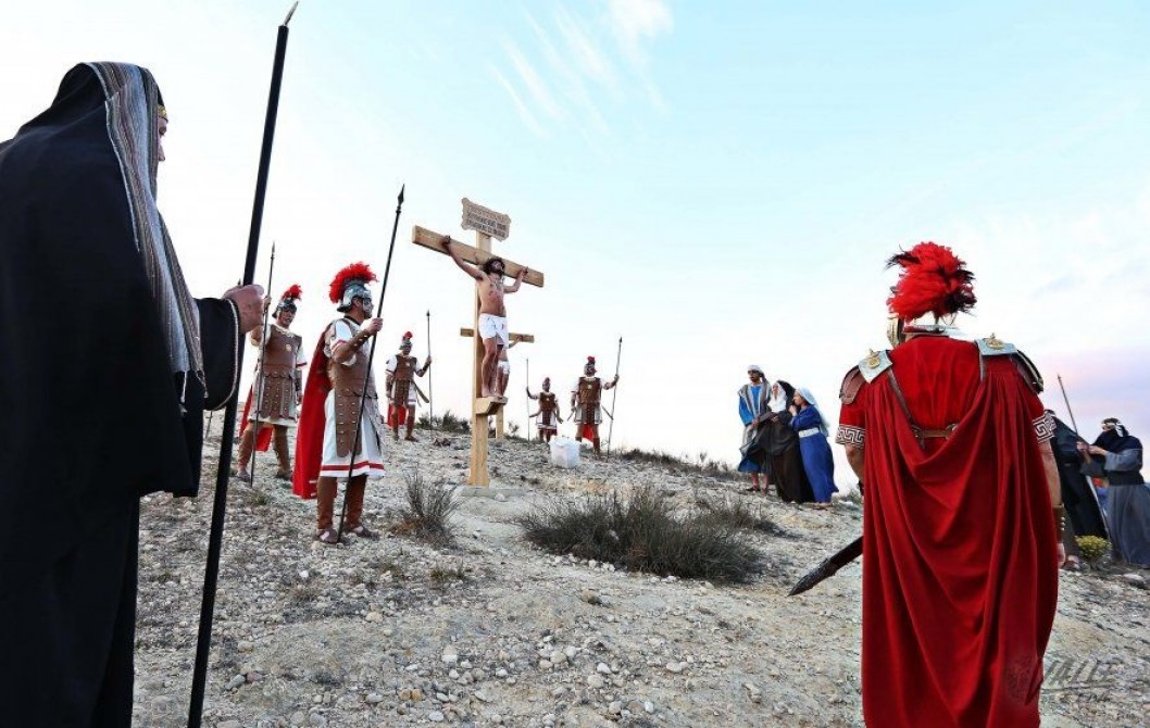 El Vía Crucis Viviente reúne a miles de personas en su nueva ubicación El Vía Crucis Viviente reúne a miles de personas en su nueva ubicación