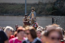 San Crisp&iacute;n y san Crispiniano suben a su ermita en una romer&iacute;a por Elda