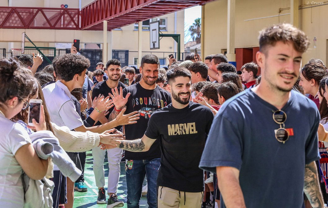 El Club Deportivo Eldense visita el colegio de las Carmelitas con gran éxito El Club Deportivo Eldense visita el colegio de las Carmelitas con gran éxito