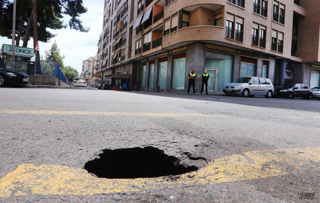 Socavón en la avenida Chapí de Elda Socavón en la avenida Chapí de Elda