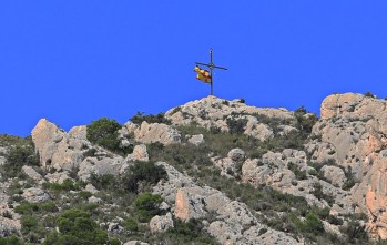 La cruz de Bol&oacute;n amanece con dos banderas de Espa&ntilde;a 