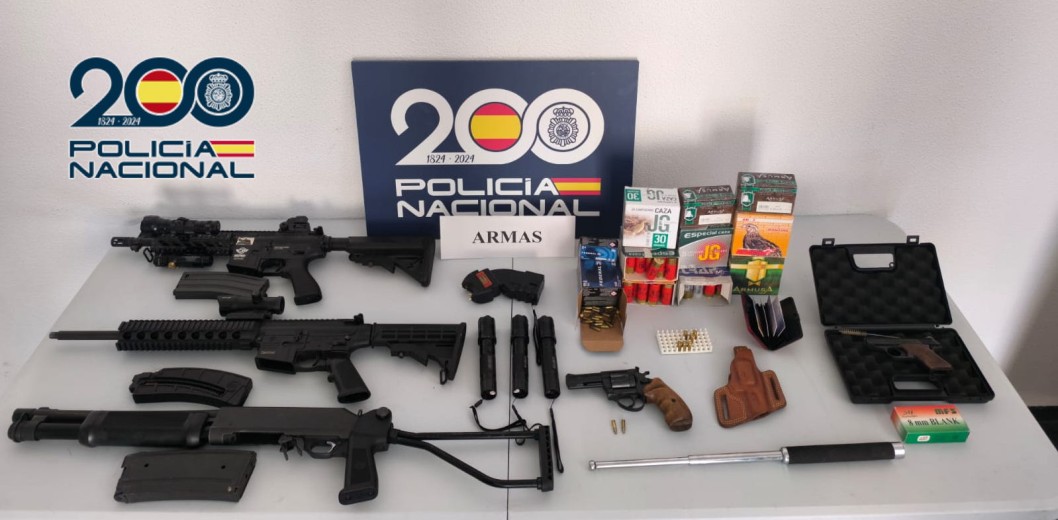 Detenido con un rev&oacute;lver, una carabina, una escopeta y cuatro t&aacute;ser