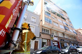 La Polic&iacute;a Local rescata a una persona con discapacidad del incendio de una vivienda en la calle La Cruz
