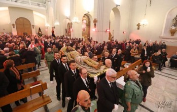 Cientos de personas llenan Santa Ana en la procesi&oacute;n claustral del 75 aniversario del Cristo Yacente
