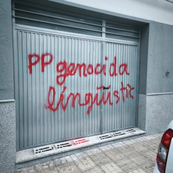 El local del PP de Petrer amanece con pintadas en contra de la votaci&oacute;n sobre la lengua vehicular en las escuelas