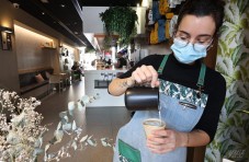 El horario de hosteler&iacute;a y comercios se ampl&iacute;a hasta las 22 horas