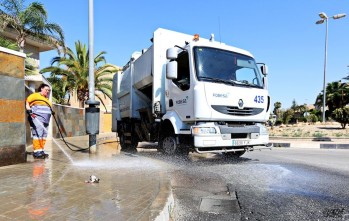 Petrer se prepara para el verano con un baldeo extraordinario de todas sus calles