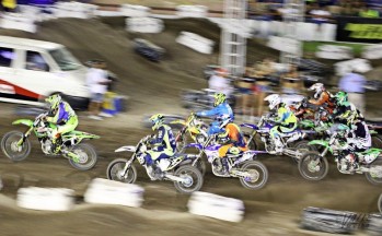 El supercross vuelve a apasionar a Elda