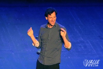 Edu Soto puso en pie al Teatro Castelar