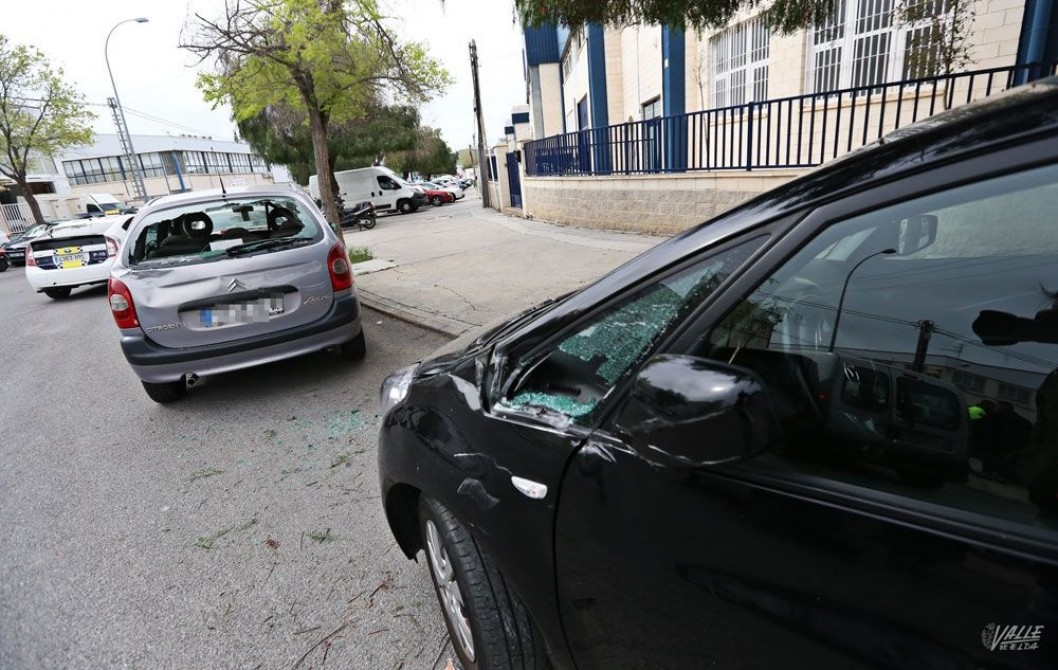 Un camión choca contra un coche aparcado y provoca daños en varios vehículos Un camión choca contra un coche aparcado y provoca daños en varios vehículos